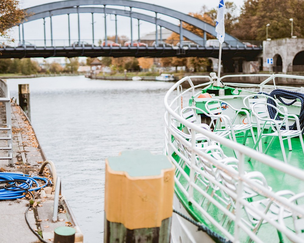 reportage Hochzeitsfotograf Berlin - Auf der Reederei Lüdicke in Berlin war es ganz schön Windig 4