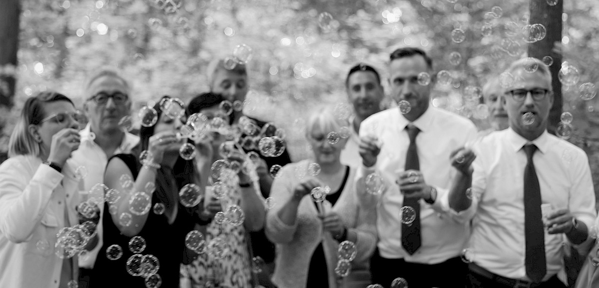 Seifenblasenshooting an Hochzeitstag von Markus und Roland