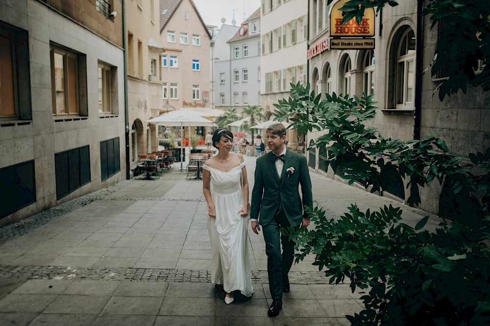 reportage Standesamtliche Trauung in Stuttgart Mitte, Sektempfang in der Marshall Bar & die Hochzeit feiern im WAC in Stuttgart 31