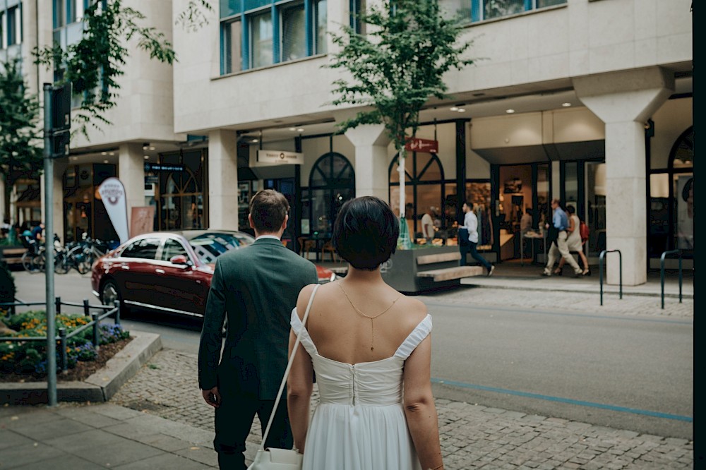 reportage Standesamtliche Trauung in Stuttgart Mitte, Sektempfang in der Marshall Bar & die Hochzeit feiern im WAC in Stuttgart 32