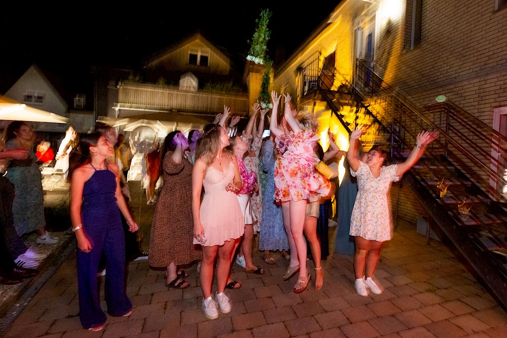 reportage Tolle Romantik und Familiensinn auf dem Schloss und zünftige Feier 20