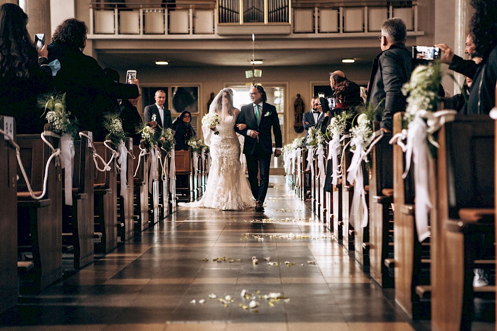 reportage Wundershöne kirchliche Hochzeit und anschließlich Shooting und Feier am Golf Platz mit Feuerwerk 23