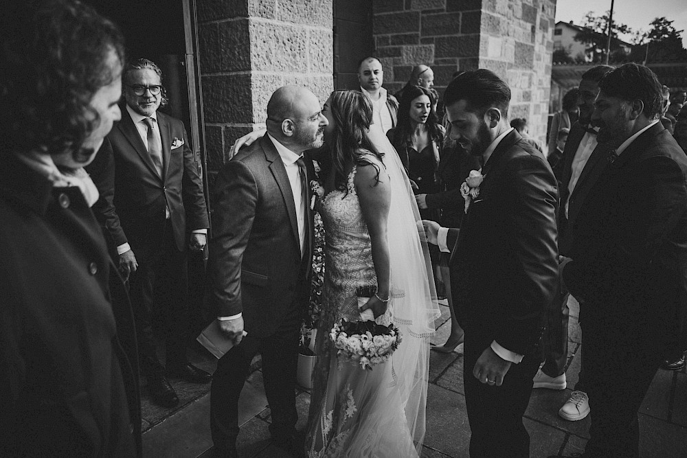 reportage Wundershöne kirchliche Hochzeit und anschließlich Shooting und Feier am Golf Platz mit Feuerwerk 35