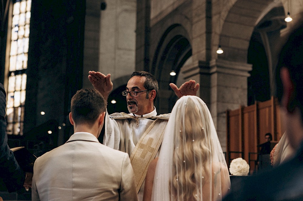 reportage Wunderschöne kirchliche Trauung in Trier 31