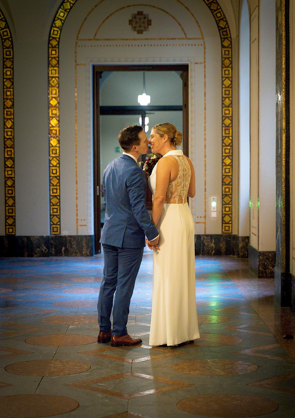 reportage Winterhochzeit in Hannover mit Brautpaarshooting im Neuen Rathaus 24