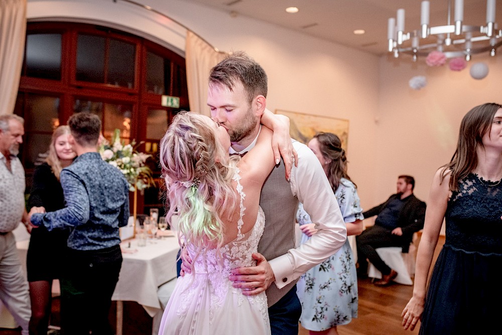reportage Theresa & Tom - Romantische Trauung und wahre Liebe auf Schloss Burgk in Freital 53