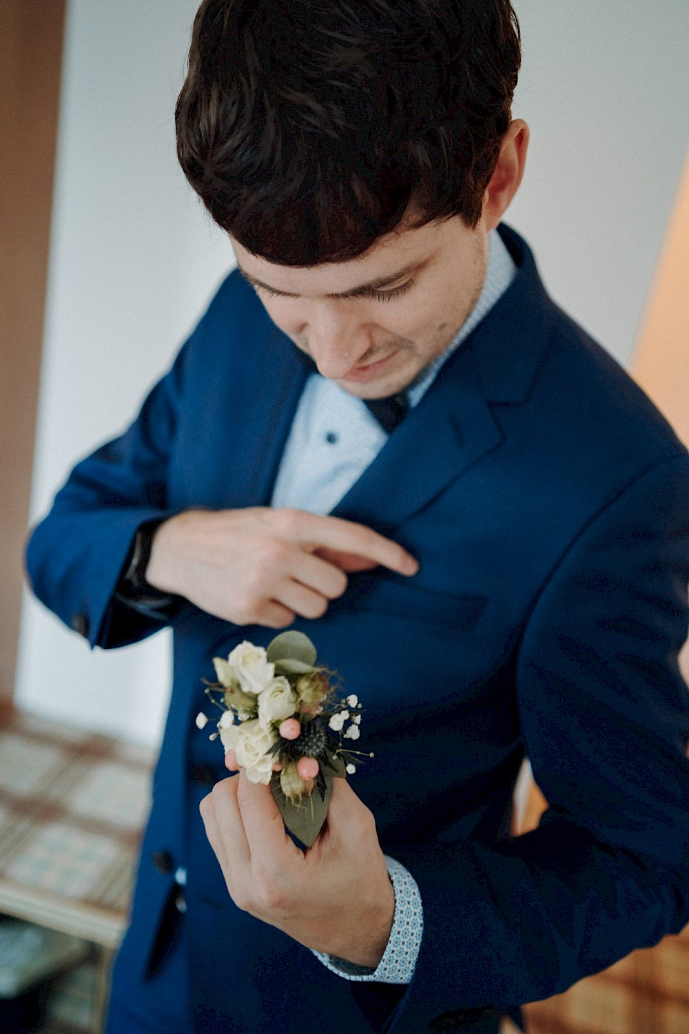 reportage Eine Hochzeit in den Allgäuer Alpen – mit standesamtlichter Trauung im Königlichen Jagdhaus (Blauer Salon) in Oberstdorf, Paarshooting mit Bergblick und Feier in Sonthofen. 5