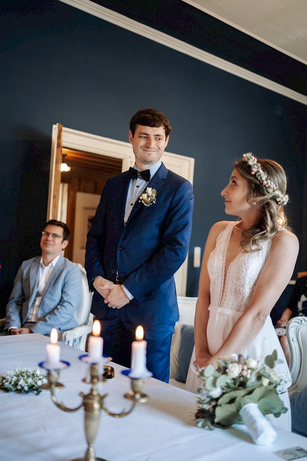 reportage Eine Hochzeit in den Allgäuer Alpen – mit standesamtlichter Trauung im Königlichen Jagdhaus (Blauer Salon) in Oberstdorf, Paarshooting mit Bergblick und Feier in Sonthofen. 32