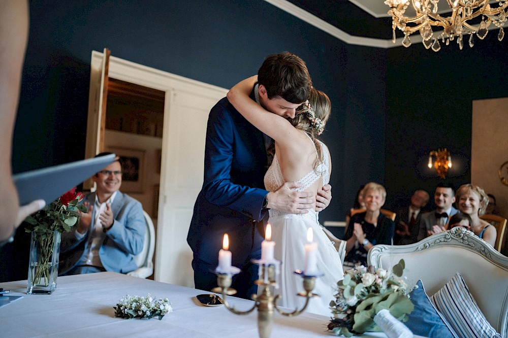 reportage Eine Hochzeit in den Allgäuer Alpen – mit standesamtlichter Trauung im Königlichen Jagdhaus (Blauer Salon) in Oberstdorf, Paarshooting mit Bergblick und Feier in Sonthofen. 12