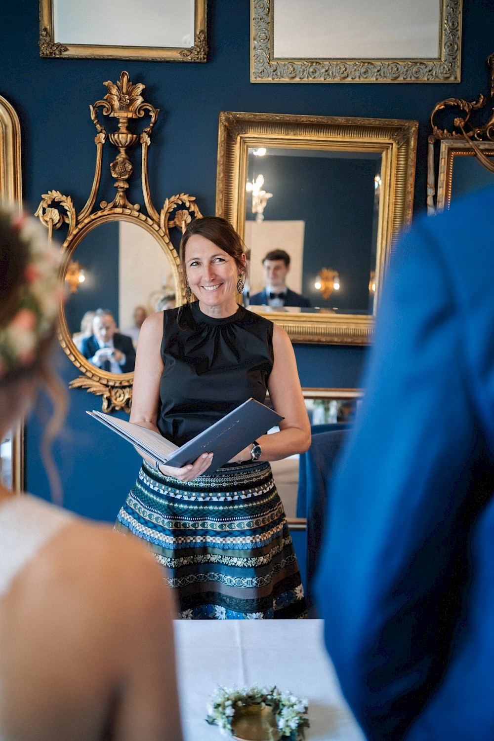 reportage Eine Hochzeit in den Allgäuer Alpen – mit standesamtlichter Trauung im Königlichen Jagdhaus (Blauer Salon) in Oberstdorf, Paarshooting mit Bergblick und Feier in Sonthofen. 30