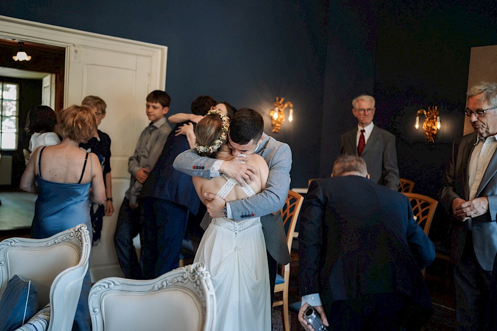 reportage Eine Hochzeit in den Allgäuer Alpen – mit standesamtlichter Trauung im Königlichen Jagdhaus (Blauer Salon) in Oberstdorf, Paarshooting mit Bergblick und Feier in Sonthofen. 10