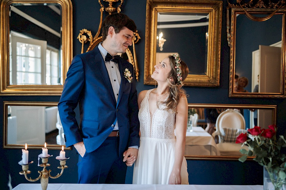 reportage Eine Hochzeit in den Allgäuer Alpen – mit standesamtlichter Trauung im Königlichen Jagdhaus (Blauer Salon) in Oberstdorf, Paarshooting mit Bergblick und Feier in Sonthofen. 11