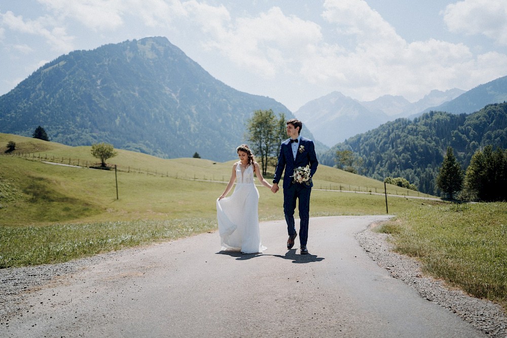reportage Eine Hochzeit in den Allgäuer Alpen – mit standesamtlichter Trauung im Königlichen Jagdhaus (Blauer Salon) in Oberstdorf, Paarshooting mit Bergblick und Feier in Sonthofen. 13