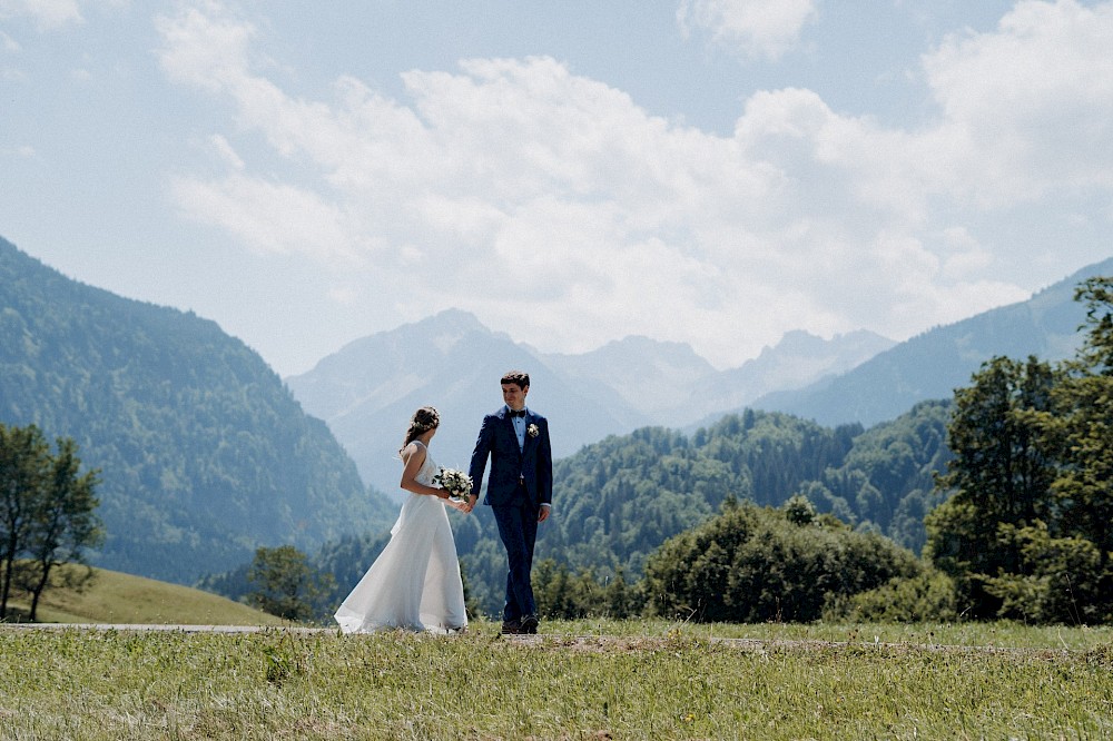 reportage Eine Hochzeit in den Allgäuer Alpen – mit standesamtlichter Trauung im Königlichen Jagdhaus (Blauer Salon) in Oberstdorf, Paarshooting mit Bergblick und Feier in Sonthofen. 14