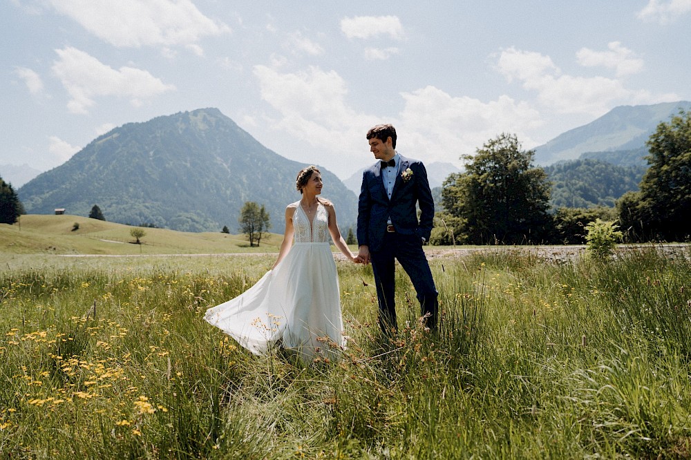 reportage Eine Hochzeit in den Allgäuer Alpen – mit standesamtlichter Trauung im Königlichen Jagdhaus (Blauer Salon) in Oberstdorf, Paarshooting mit Bergblick und Feier in Sonthofen. 17