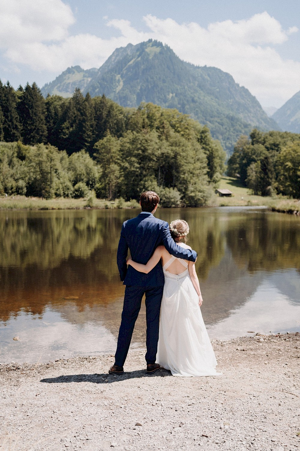 reportage Eine Hochzeit in den Allgäuer Alpen – mit standesamtlichter Trauung im Königlichen Jagdhaus (Blauer Salon) in Oberstdorf, Paarshooting mit Bergblick und Feier in Sonthofen. 15