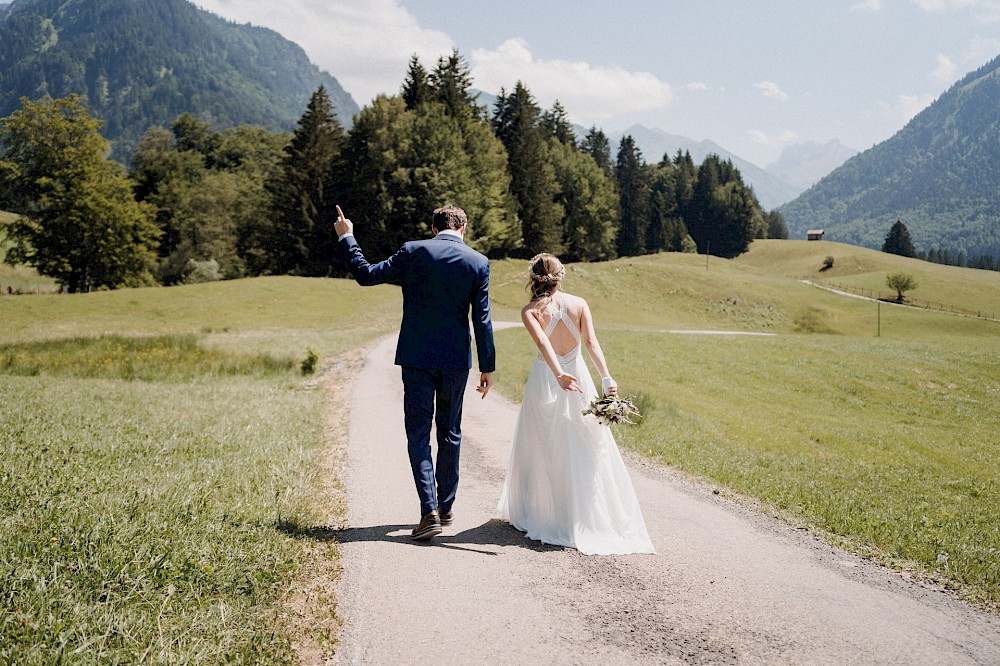reportage Eine Hochzeit in den Allgäuer Alpen – mit standesamtlichter Trauung im Königlichen Jagdhaus (Blauer Salon) in Oberstdorf, Paarshooting mit Bergblick und Feier in Sonthofen. 19