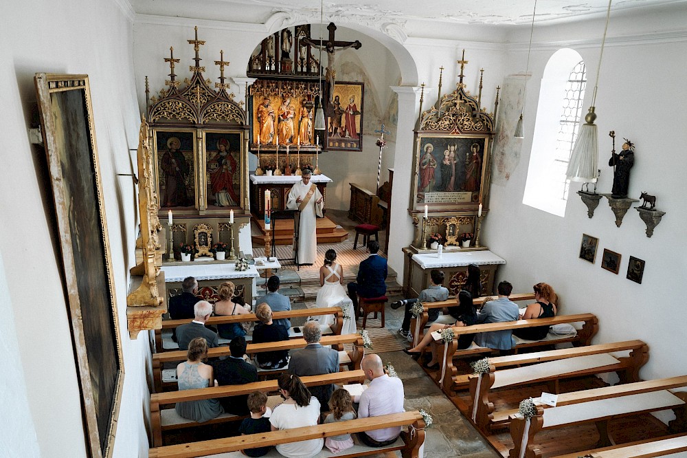 reportage Eine Hochzeit in den Allgäuer Alpen – mit standesamtlichter Trauung im Königlichen Jagdhaus (Blauer Salon) in Oberstdorf, Paarshooting mit Bergblick und Feier in Sonthofen. 20