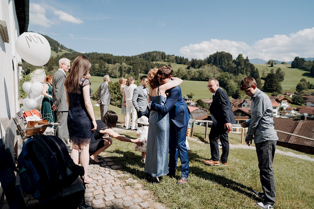reportage Eine Hochzeit in den Allgäuer Alpen – mit standesamtlichter Trauung im Königlichen Jagdhaus (Blauer Salon) in Oberstdorf, Paarshooting mit Bergblick und Feier in Sonthofen. 23