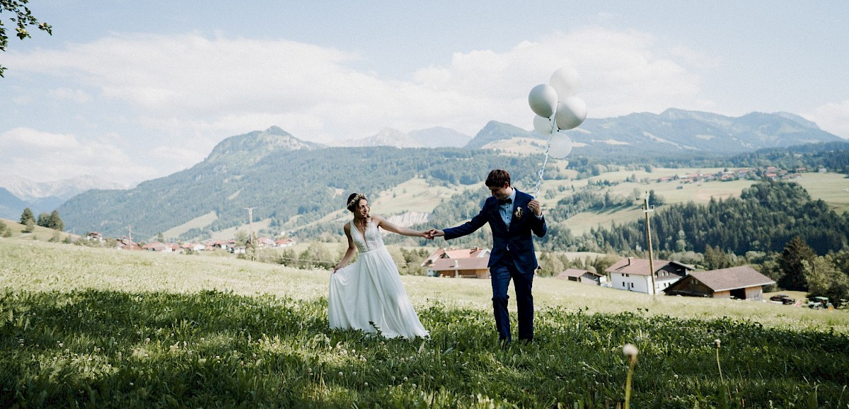 Eine Hochzeit in den Allgäuer Alpen – mit standesamtlichter Trauung im Königlichen Jagdhaus (Blauer Salon) in Oberstdorf, Paarshooting mit Bergblick und Feier in Sonthofen.