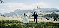 Eine Hochzeit in den Allgäuer Alpen – mit standesamtlichter Trauung im Königlichen Jagdhaus (Blauer Salon) in Oberstdorf, Paarshooting mit Bergblick und Feier in Sonthofen.