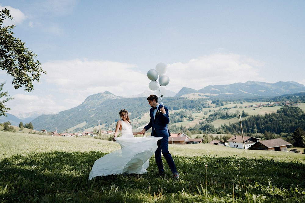 reportage Eine Hochzeit in den Allgäuer Alpen – mit standesamtlichter Trauung im Königlichen Jagdhaus (Blauer Salon) in Oberstdorf, Paarshooting mit Bergblick und Feier in Sonthofen. 26