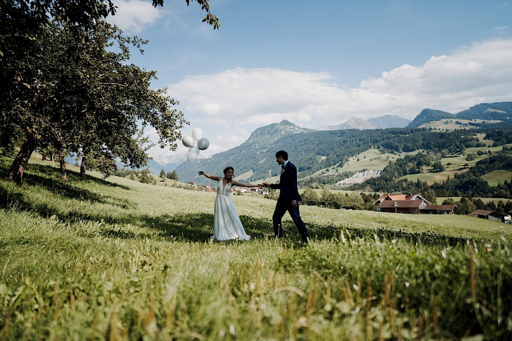 reportage Eine Hochzeit in den Allgäuer Alpen – mit standesamtlichter Trauung im Königlichen Jagdhaus (Blauer Salon) in Oberstdorf, Paarshooting mit Bergblick und Feier in Sonthofen. 25