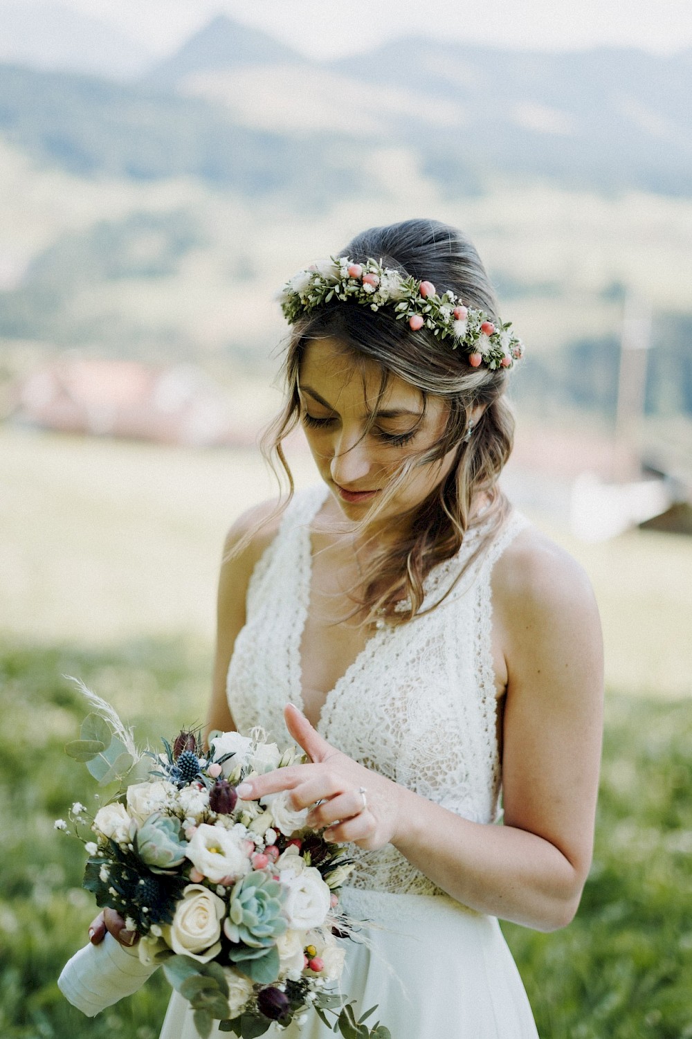 reportage Eine Hochzeit in den Allgäuer Alpen – mit standesamtlichter Trauung im Königlichen Jagdhaus (Blauer Salon) in Oberstdorf, Paarshooting mit Bergblick und Feier in Sonthofen. 28