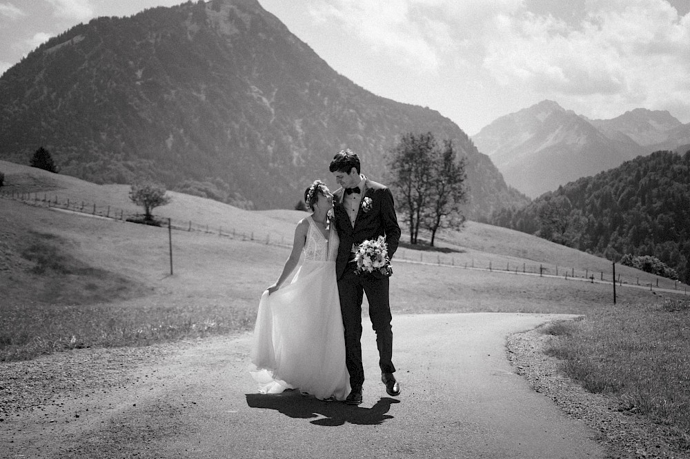 reportage Eine Hochzeit in den Allgäuer Alpen – mit standesamtlichter Trauung im Königlichen Jagdhaus (Blauer Salon) in Oberstdorf, Paarshooting mit Bergblick und Feier in Sonthofen. 16