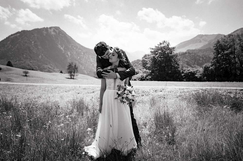 reportage Eine Hochzeit in den Allgäuer Alpen – mit standesamtlichter Trauung im Königlichen Jagdhaus (Blauer Salon) in Oberstdorf, Paarshooting mit Bergblick und Feier in Sonthofen. 18