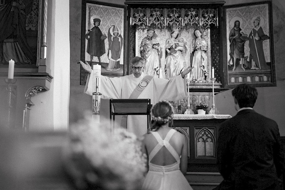 reportage Eine Hochzeit in den Allgäuer Alpen – mit standesamtlichter Trauung im Königlichen Jagdhaus (Blauer Salon) in Oberstdorf, Paarshooting mit Bergblick und Feier in Sonthofen. 21
