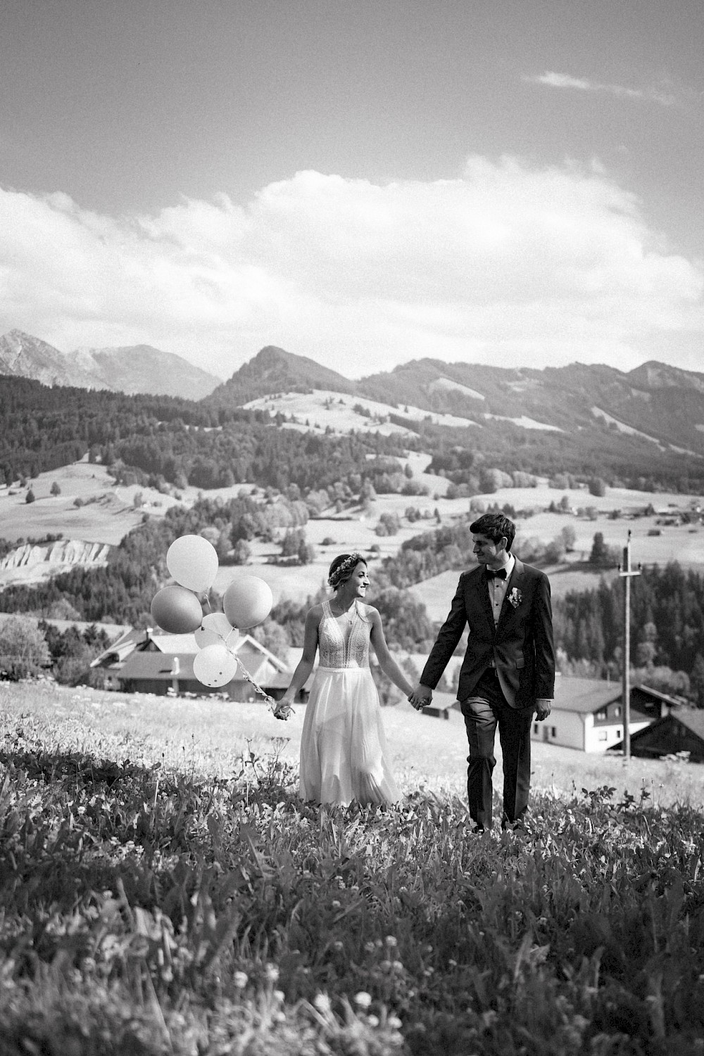 reportage Eine Hochzeit in den Allgäuer Alpen – mit standesamtlichter Trauung im Königlichen Jagdhaus (Blauer Salon) in Oberstdorf, Paarshooting mit Bergblick und Feier in Sonthofen. 27