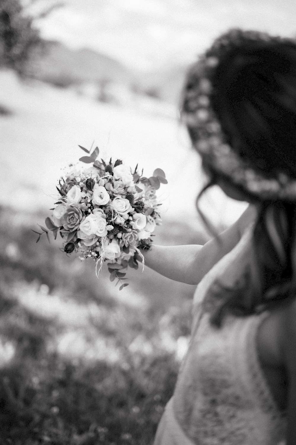 reportage Eine Hochzeit in den Allgäuer Alpen – mit standesamtlichter Trauung im Königlichen Jagdhaus (Blauer Salon) in Oberstdorf, Paarshooting mit Bergblick und Feier in Sonthofen. 24
