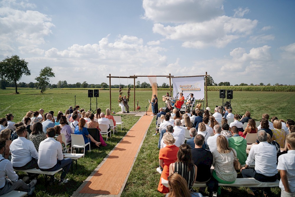 reportage Eine Festivalhochzeit in Antwerpen – Freie Trauung mit Streetfood, Live-Musik und jeder Menge Liebe. Authentisch, wild & echt. 13