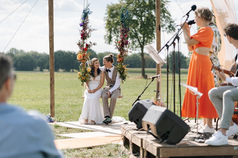 reportage Eine Festivalhochzeit in Antwerpen – Freie Trauung mit Streetfood, Live-Musik und jeder Menge Liebe. Authentisch, wild & echt. 14