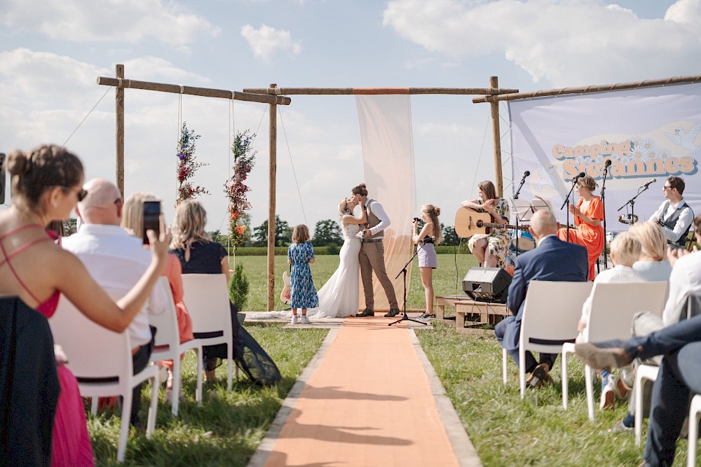 reportage Eine Festivalhochzeit in Antwerpen – Freie Trauung mit Streetfood, Live-Musik und jeder Menge Liebe. Authentisch, wild & echt. 15
