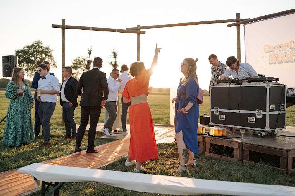 reportage Eine Festivalhochzeit in Antwerpen – Freie Trauung mit Streetfood, Live-Musik und jeder Menge Liebe. Authentisch, wild & echt. 26