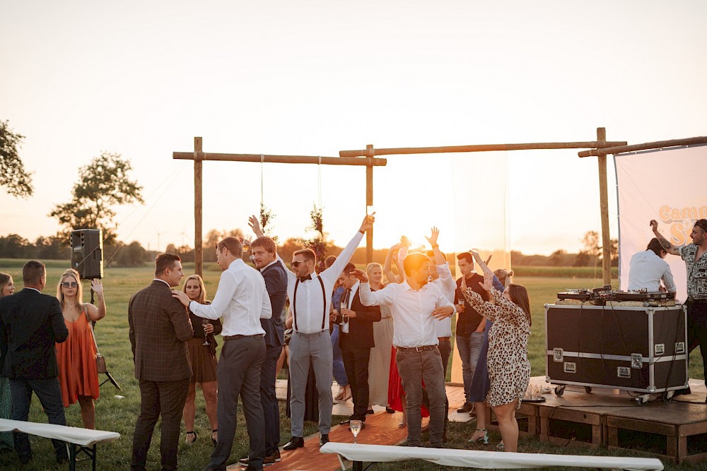 reportage Eine Festivalhochzeit in Antwerpen – Freie Trauung mit Streetfood, Live-Musik und jeder Menge Liebe. Authentisch, wild & echt. 34