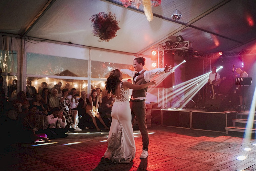 reportage Eine Festivalhochzeit in Antwerpen – Freie Trauung mit Streetfood, Live-Musik und jeder Menge Liebe. Authentisch, wild & echt. 30