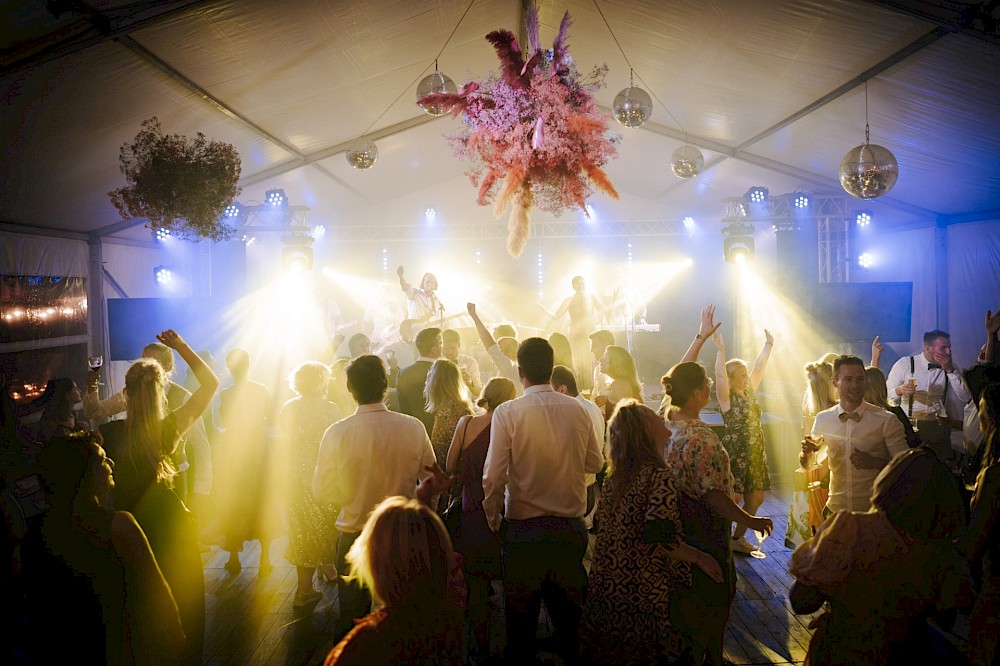 reportage Eine Festivalhochzeit in Antwerpen – Freie Trauung mit Streetfood, Live-Musik und jeder Menge Liebe. Authentisch, wild & echt. 32