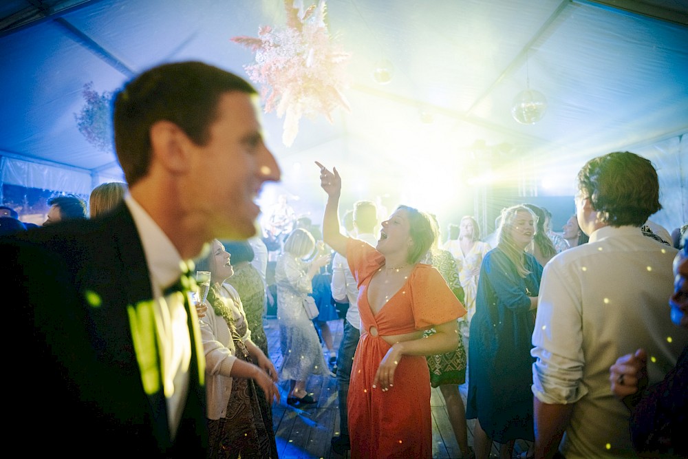 reportage Eine Festivalhochzeit in Antwerpen – Freie Trauung mit Streetfood, Live-Musik und jeder Menge Liebe. Authentisch, wild & echt. 36