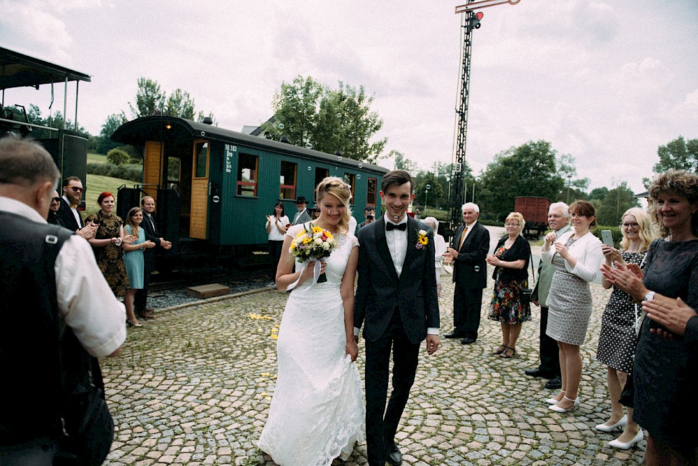 reportage Sommerhochzeit im Bahnwagon 33