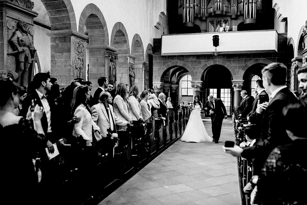 reportage Kirchliche Trauung, Stiftsbasilika Aschaffenburg, Feier Hofgut Habitzheim, Otzberg 8