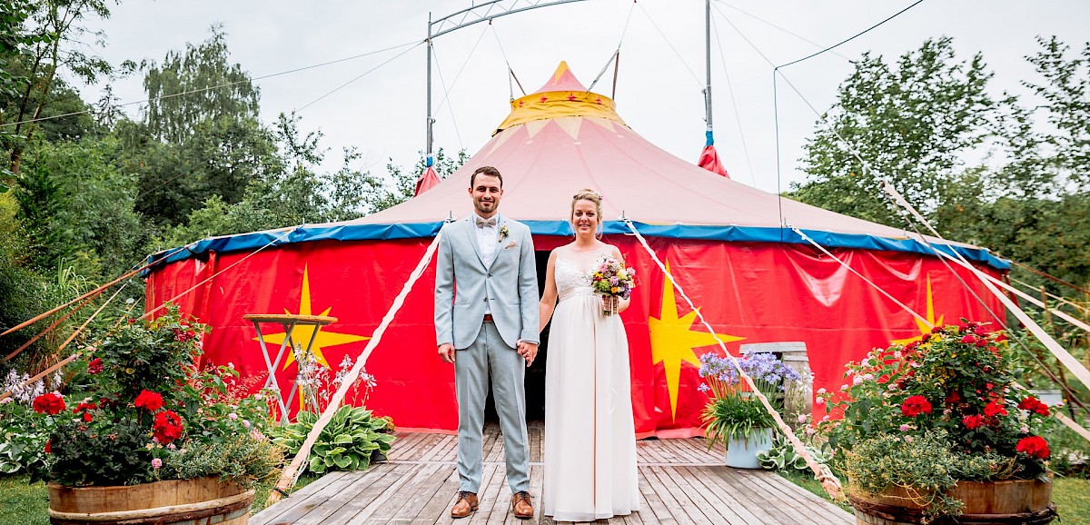 Manege frei für diese bunte Hochzeit im Zirkuszelt!