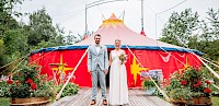 Manege frei für diese bunte Hochzeit im Zirkuszelt!