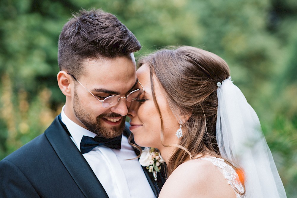 Reportagefoto Von First Look Von Braut Und Brautigam Am Schloss