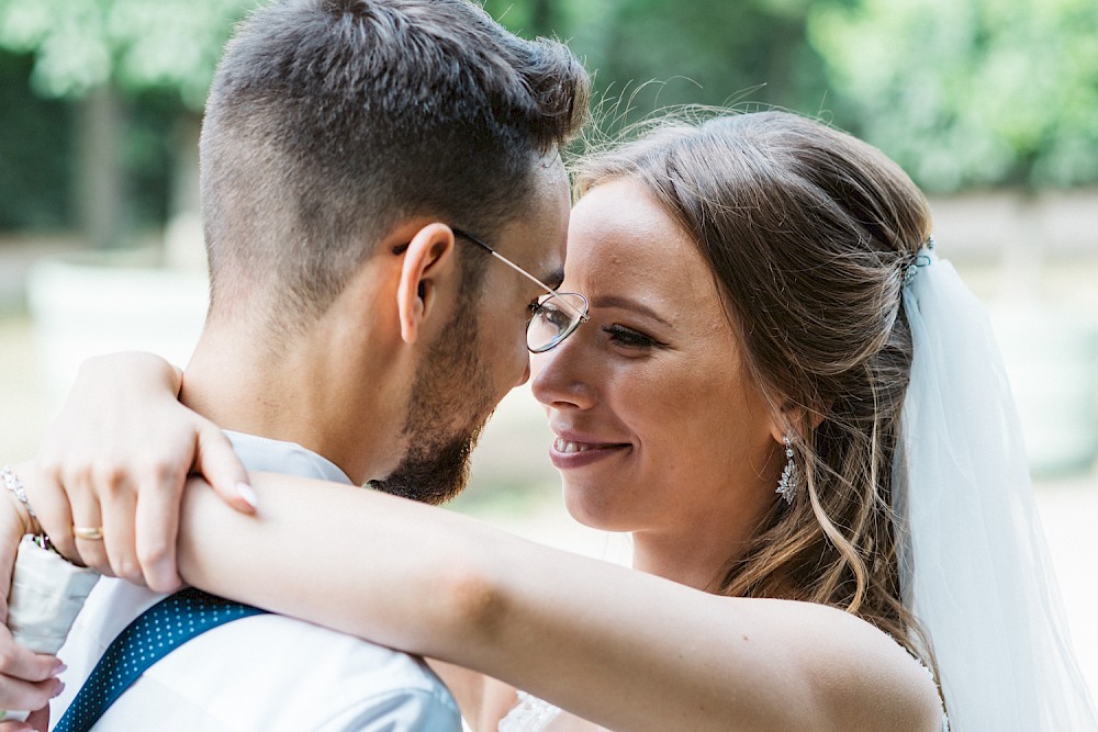 reportage Kirchliche Hochzeit von Ruta & Sergey im Spätsommer mit Party im Queens 45 20