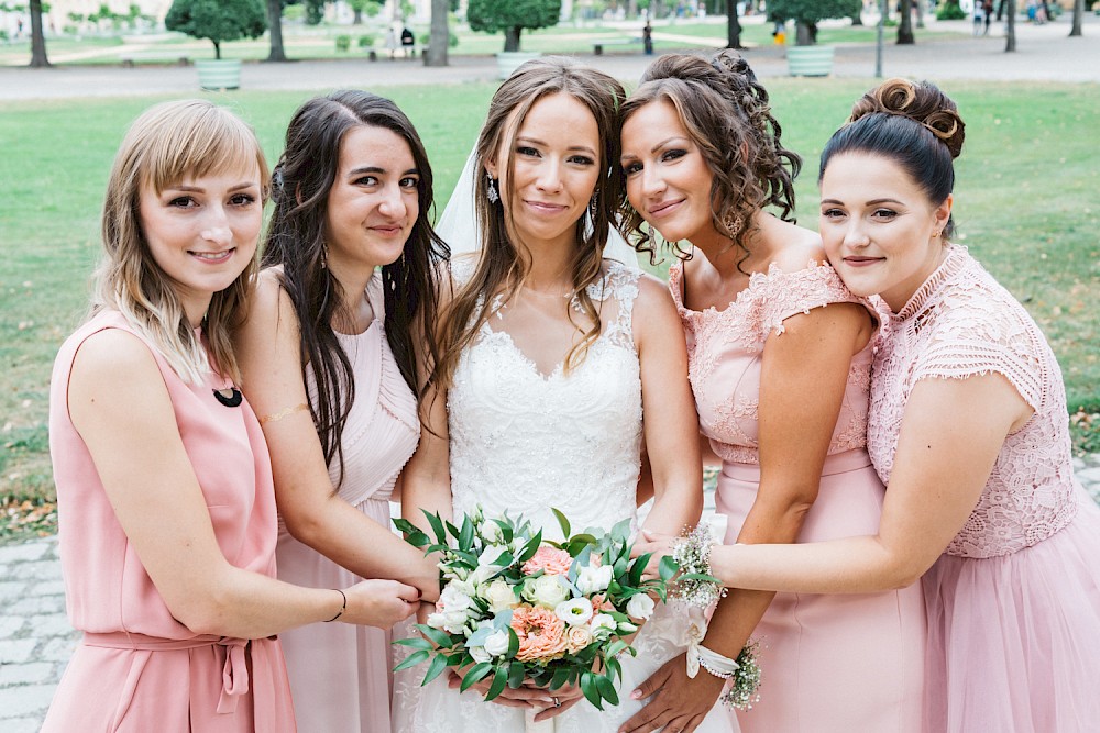 reportage Kirchliche Hochzeit von Ruta & Sergey im Spätsommer mit Party im Queens 45 11