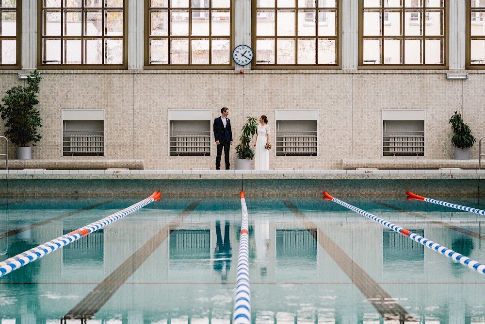 reportage Brautpaarfotos im Stadtbad Berlin Mitte 21