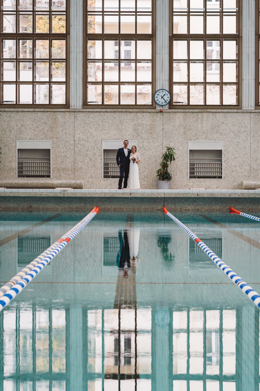 reportage Brautpaarfotos im Stadtbad Berlin Mitte 5